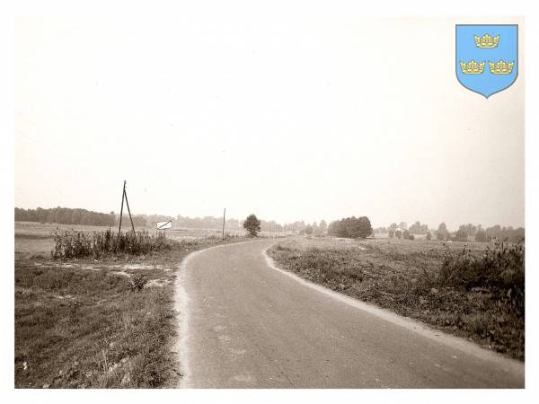 : Widok drogi prowadzącej z Żarnowca do Łan Małych. Ujęcie od strony wschodniej.